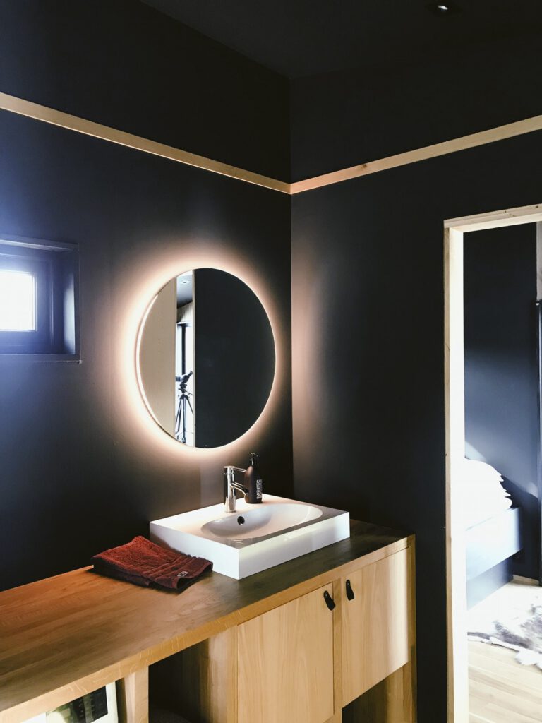 Jak urządzić lustro w łazience?